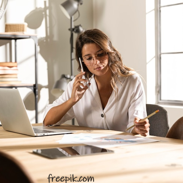 mujer ejecutiva teléfono llamar llamada laptop oficina