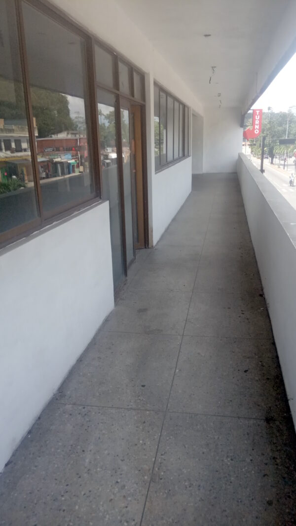 VENDO edificio comercial de 698 m² de construcción, al lado del Banco Provincial, en la Av. Padre Torres de Yaritagua, estado Yaracuy - Image 10